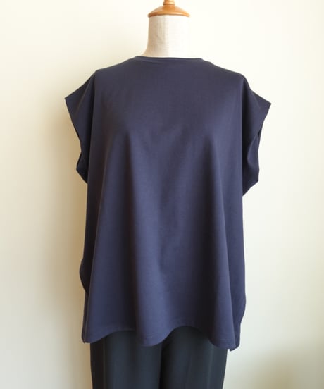 tuck sleeve tee