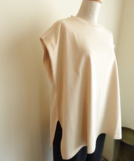 tuck sleeve tee