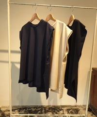 tuck sleeve tee