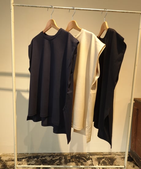 tuck sleeve tee
