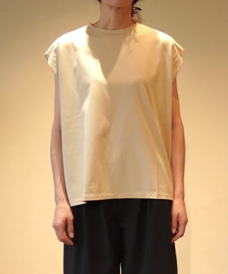 tuck sleeve tee