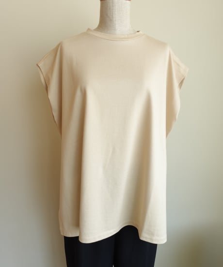 tuck sleeve tee