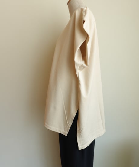 tuck sleeve tee