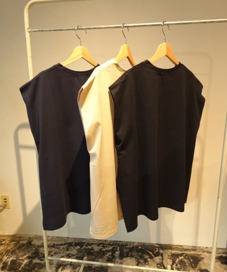 tuck sleeve tee