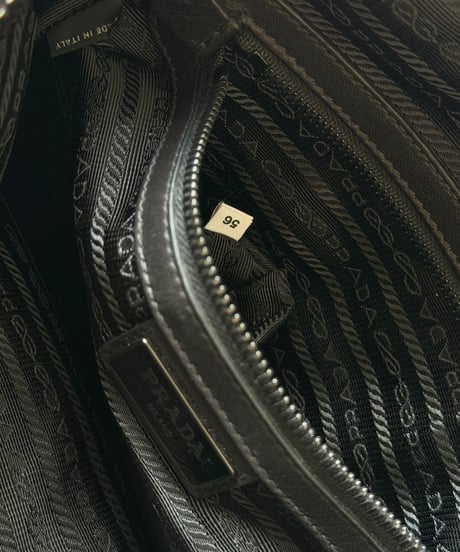 PRADA レザーショルダーバッグ