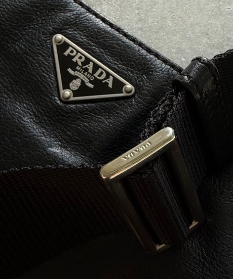 PRADA レザーショルダーバッグ