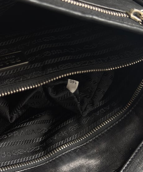 PRADA レザーメッセンジャーバッグ