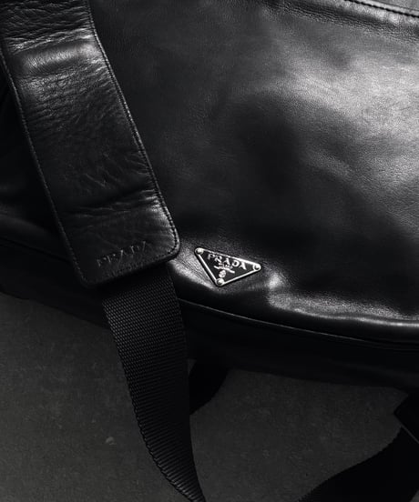 PRADA レザーメッセンジャーバッグ