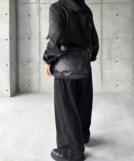 PRADA レザーメッセンジャーバッグ