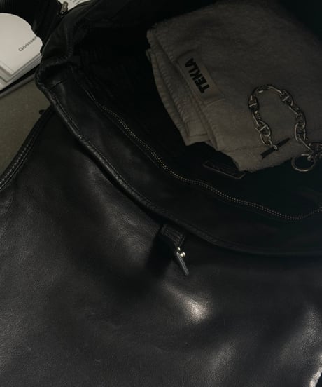PRADA レザーメッセンジャーバッグ