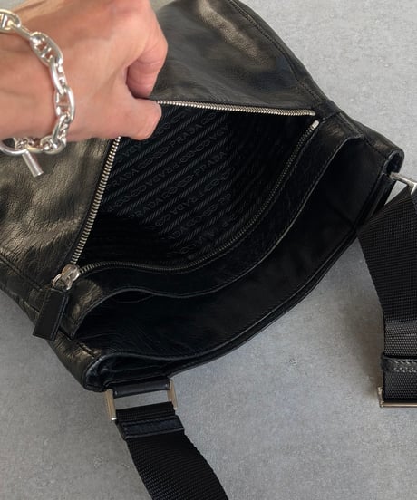 PRADA レザーショルダーバッグ