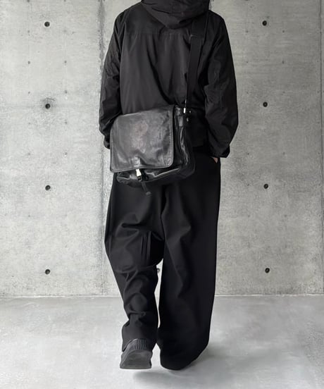 PRADA レザーメッセンジャーバッグ