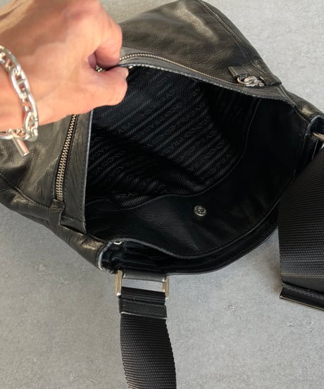PRADA レザーショルダーバッグ