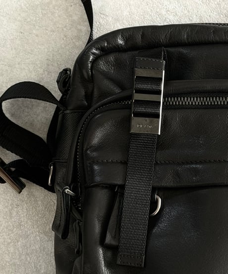 PRADA レザーショルダーバッグ