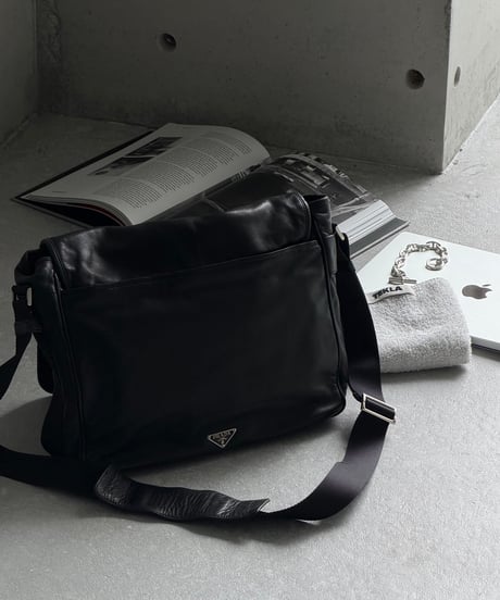 PRADA レザーメッセンジャーバッグ