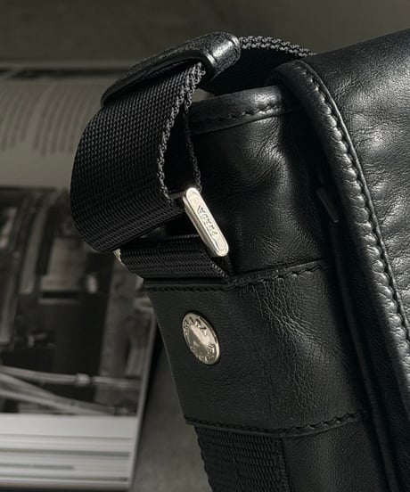 PRADA レザーメッセンジャーバッグ
