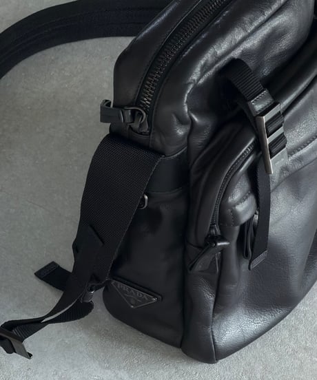 PRADA レザーショルダーバッグ