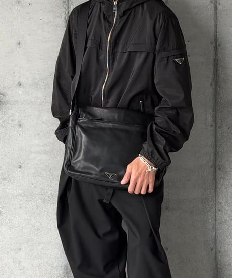 PRADA レザーメッセンジャーバッグ