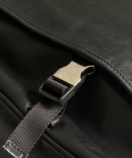 PRADA レザーメッセンジャーバッグ