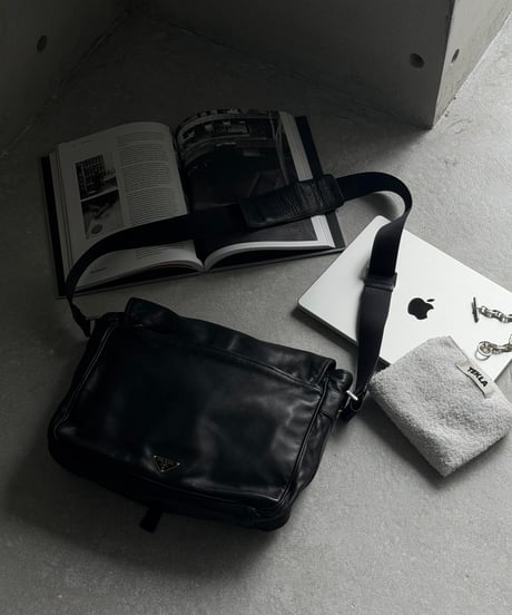 PRADA レザーメッセンジャーバッグ
