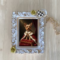 犬（ヨークシャーテリア）バッグチャーム ルネサンス風 ホワイト額縁デザイン