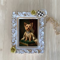 犬（ヨークシャーテリア）バッグチャーム ルネサンス風 ホワイト額縁デザイン