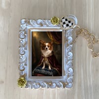 犬（パピヨン）バッグチャーム ルネサンス風 ホワイト額縁デザイン