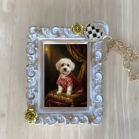 犬（ビションフリーゼ）バッグチャーム ルネサンス風 ホワイト額縁デザイン