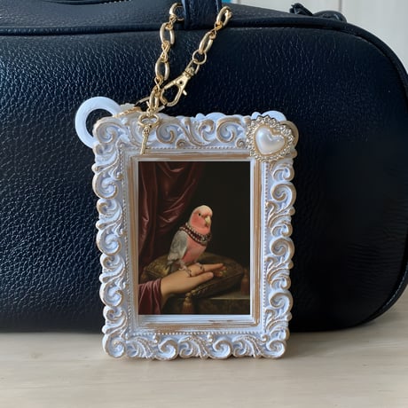 インコ（モモイロインコ）バッグチャーム ルネサンス風 ホワイト額縁デザイン