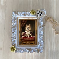犬（ポメラニアン）バッグチャーム ルネサンス風 ホワイト額縁デザイン