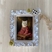 猫（チンチラペルシャ）バッグチャーム ルネサンス風 ホワイト額縁デザイン