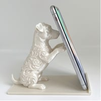 犬（ジャックラッセルテリア）のスマホスタンド 卓上 シルクホワイト