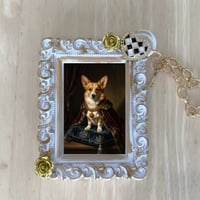 犬（コーギー）バッグチャーム ルネサンス風 ホワイト額縁デザイン