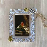 インコ（コザクラインコ）バッグチャーム ルネサンス風 ホワイト額縁デザイン
