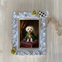 犬（ビションフリーゼ）バッグチャーム ルネサンス風 ホワイト額縁デザイン