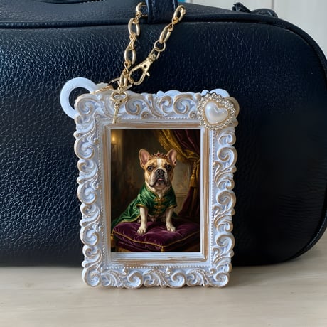 犬（フレンチブルドッグ）バッグチャーム ルネサンス風 ホワイト額縁デザイン