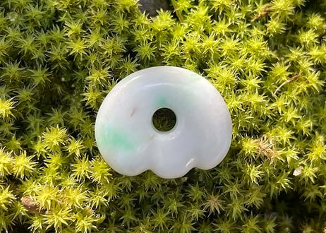 糸魚川翡翠　縄文型獣型勾玉　白緑　20mm / Itoigawa Jadeite MAGATAMA
