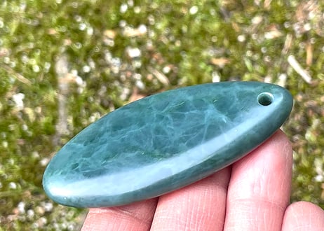 糸魚川ネフライト　大型垂飾　透明緑　56mm / Itoigawa Nephrite SUISHOKU