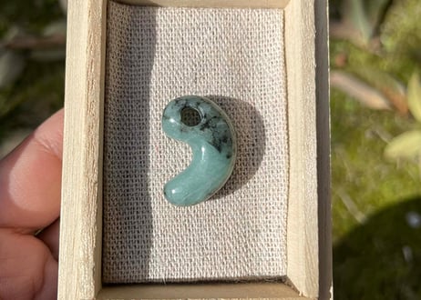 糸魚川翡翠　古代型勾玉　アップルグリーン　23mm / Itoigawa Jadeite MAGATAMA