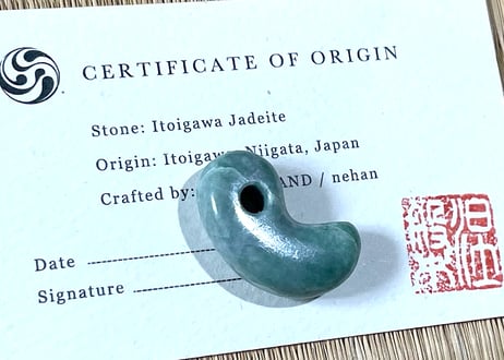 糸魚川翡翠　縄文型勾玉　ライトグリーン　27mm / Itoigawa Jadeite MAGATAMA