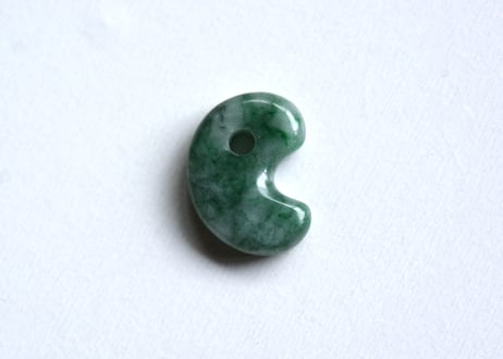 糸魚川翡翠　古代型勾玉　圧搾翡翠　19mm / Itoigawa Jadeite MAGATAMA