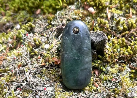 糸魚川ネフライト　古代発掘型垂飾　濃緑 / Itoigawa Nephrite TAISHU