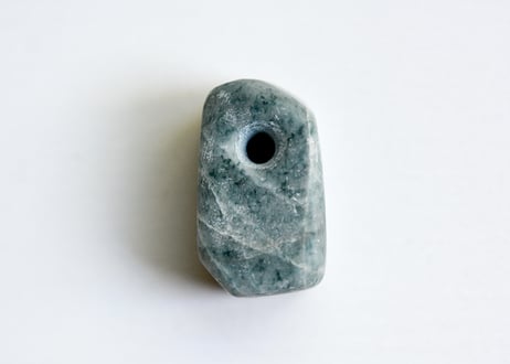 糸魚川翡翠　古代発掘型大珠　入りコン沢青 / Itoigawa Jadeite TAISHU