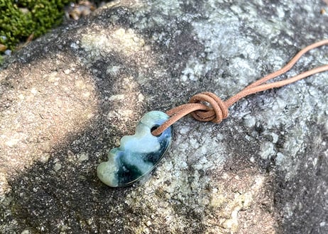 糸魚川翡翠　獣型勾玉　圧搾翡翠　30mm / Itoigawa Jadeite MAGATAMA