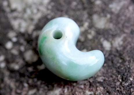 糸魚川翡翠　古代型勾玉　白地ミントグリーン　20mm / Itoigawa Jadeite MAGATAMA