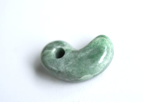 糸魚川翡翠　縄文型勾玉　ライトグリーン　27mm / Itoigawa Jadeite MAGATAMA