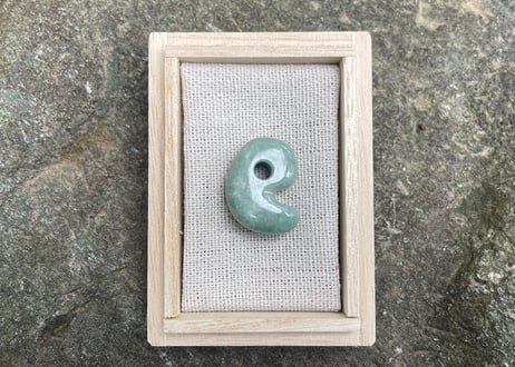 糸魚川翡翠　縄文型勾玉　ライトグリーン　27mm / Itoigawa Jadeite MAGATAMA