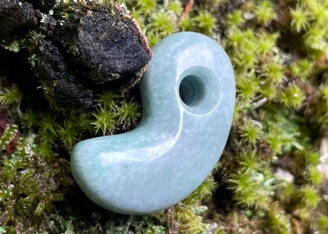 糸魚川翡翠　縄文型勾玉　ライトグリーン　27mm / Itoigawa Jadeite MAGATAMA