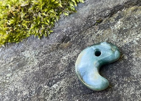 糸魚川翡翠　弥生型勾玉　圧搾翡翠 20mm / Itoigawa Jadeite MAGATAMA