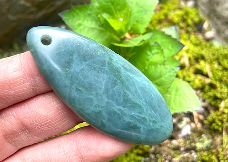 糸魚川ネフライト　大型垂飾　透明緑　56mm / Itoigawa Nephrite SUISHOKU